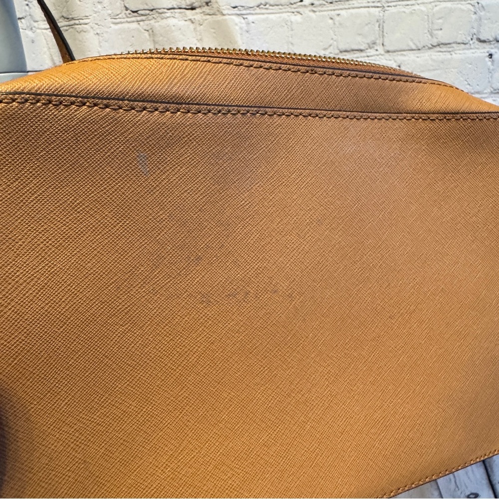 Michael Kors Jet Set Tan Saffiano Leather Camera Crossbody Chic Capsule Travel - Picture 4 of 10